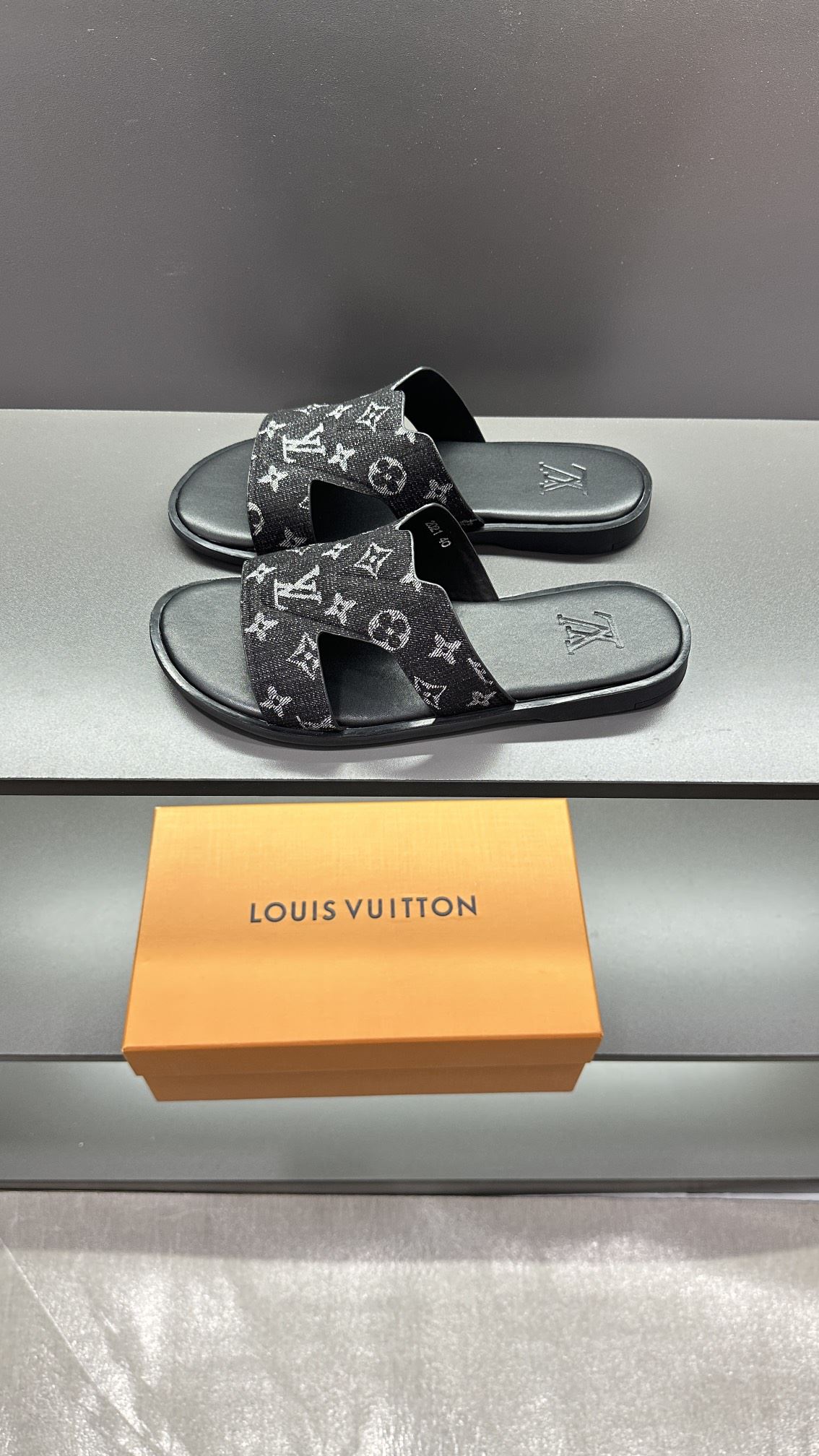 Louis Vuitton Slippers